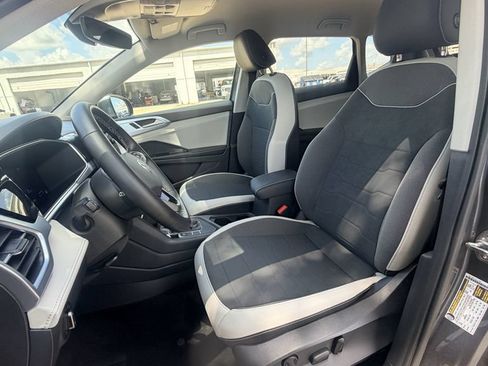 Used 2026 Volkswagen Taos SE FWD image 25