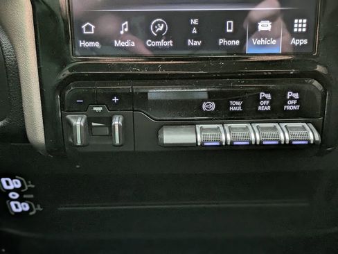 Used 2024 RAM 2500 Laramie AWD/4WD image 11