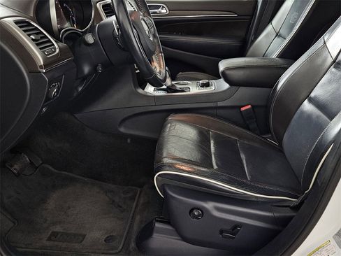 Used 2017 Jeep Grand Cherokee Overland w/ Jeep Active Safety Group image 24