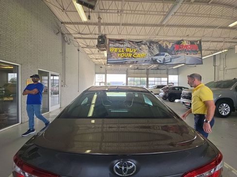 Used 2020 Toyota Camry SE FWD image 4