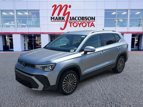 Used 2025 Volkswagen Taos SE FWD image 1