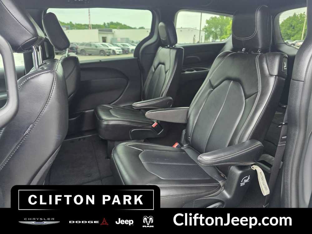 Certified 2025 Chrysler Pacifica Select FWD image 12