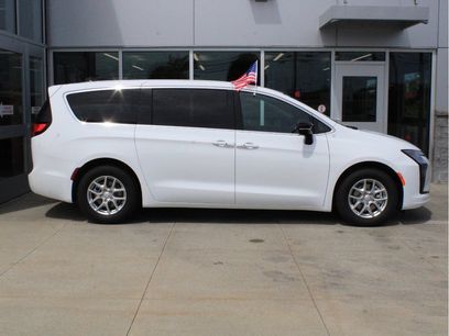 New 2027 Chrysler Pacifica Select w/ Family Tech Group