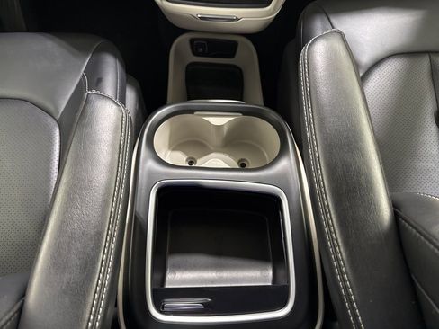 Used 2024 Chrysler Pacifica Touring-L image 28