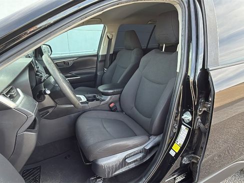 Used 2021 Toyota RAV4 LE image 11