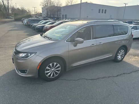 Used 2018 Chrysler Pacifica Touring-L w/ Advanced Safetytec Group image 4