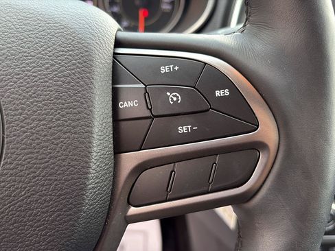 Used 2019 Jeep Cherokee Latitude w/ Cold Weather Group AWD/4WD image 10