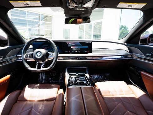 Used 2023 BMW i7 xDrive60 AWD/4WD image 47