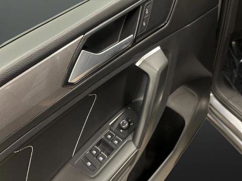 Used 2023 Volkswagen Tiguan SE w/ Panoramic Sunroof Package image 26