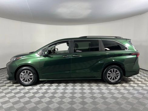 Used 2024 Toyota Sienna XLE image 9