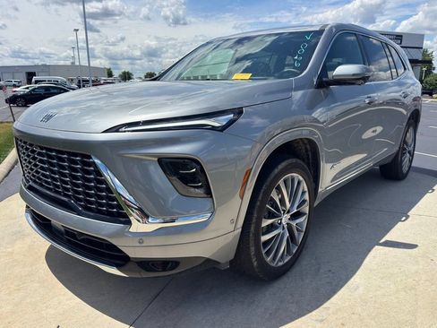 Used 2025 Buick Enclave Avenir w/ Super Cruise Package FWD image 3