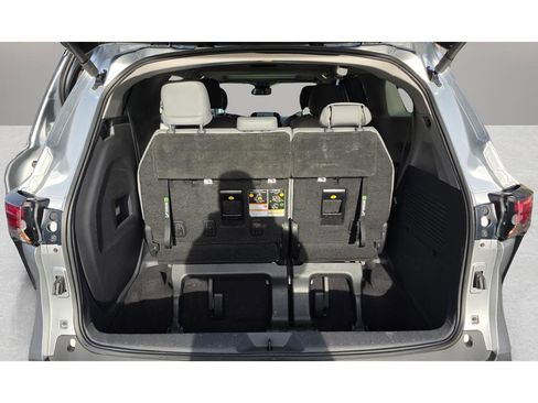 Used 2022 Toyota Sienna XLE image 18