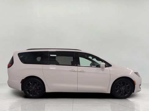 Used 2020 Chrysler Pacifica Touring-L Plus w/ S Appearance Package FWD image 11