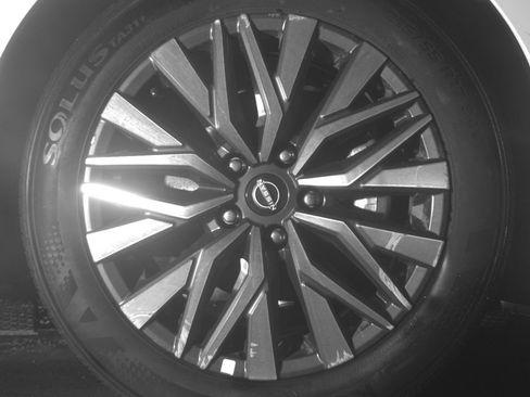 Used 2025 Nissan Altima 2.5 SV FWD image 13