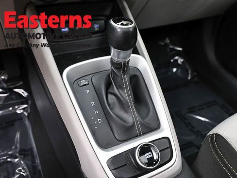 Used 2023 Hyundai Venue SEL image 13