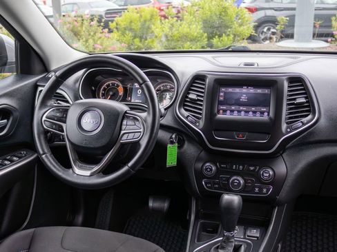 Used 2019 Jeep Cherokee Latitude w/ Cold Weather Group FWD image 11