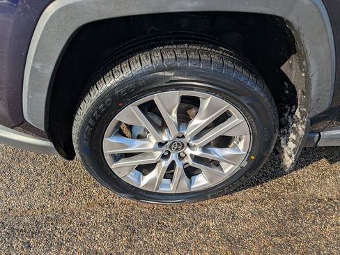 Used 2022 Toyota RAV4 XLE Premium image 12