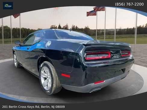 Used 2017 Dodge Challenger SXT w/ Driver Convenience Group RWD image 5