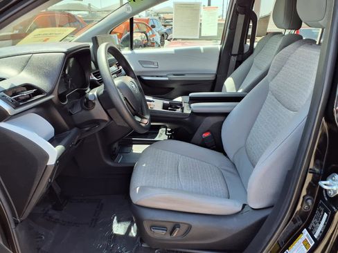 Certified 2025 Toyota Sienna LE FWD image 17