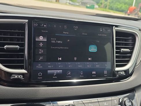 Used 2025 Chrysler Pacifica Select FWD image 23