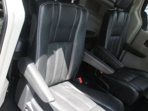 Used 2012 Chrysler Town & Country Touring-L w/ Driver Convenience Group image 29