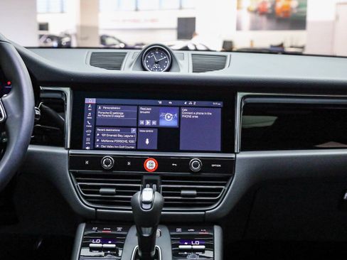 Certified 2025 Porsche Macan image 18