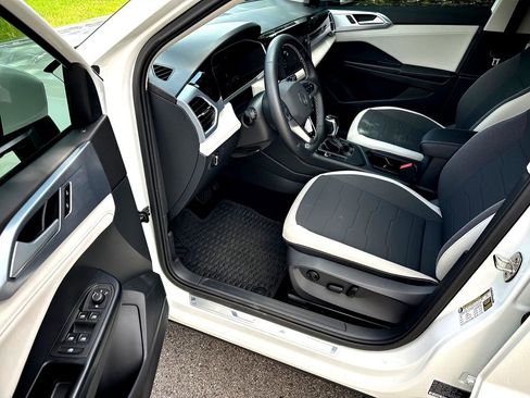 Certified 2025 Volkswagen Taos SE FWD image 11