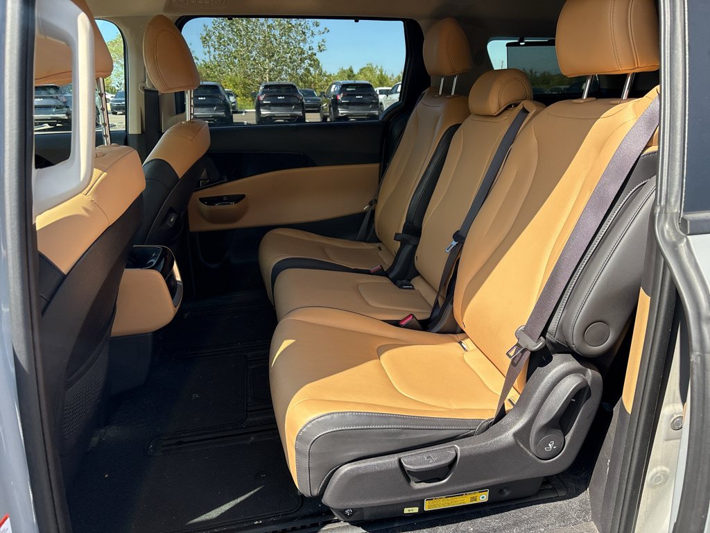 Used 2024 Kia Carnival EX FWD image 19