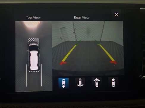 Used 2019 Chrysler Pacifica Limited w/ Tire & Wheel Group FWD image 4