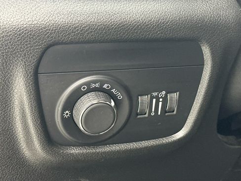 Used 2023 Jeep Grand Cherokee Altitude RWD image 10