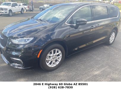 Used 2025 Chrysler Pacifica Select