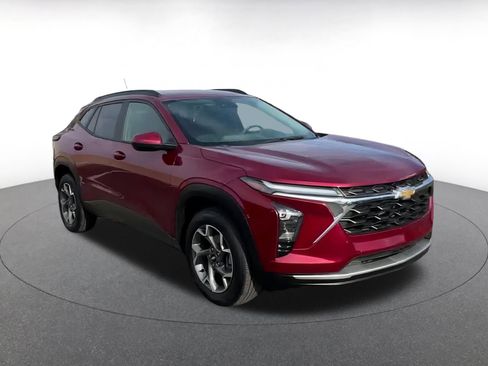 Used 2025 Chevrolet Trax LT image 3