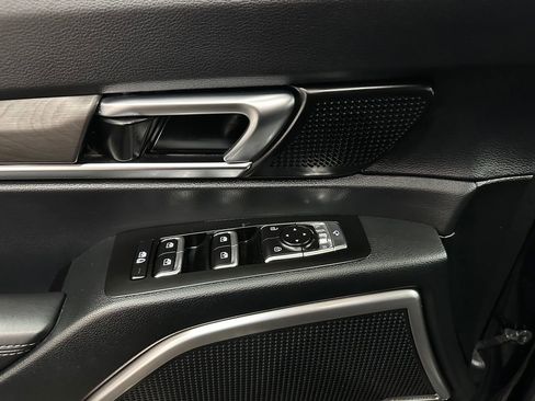 Used 2025 Kia Telluride AWD image 18
