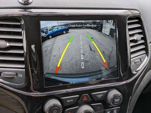 Certified 2022 Jeep Grand Cherokee Laredo X AWD/4WD image 20