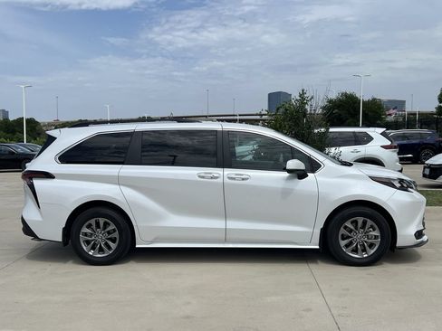 Used 2025 Toyota Sienna XLE FWD image 3