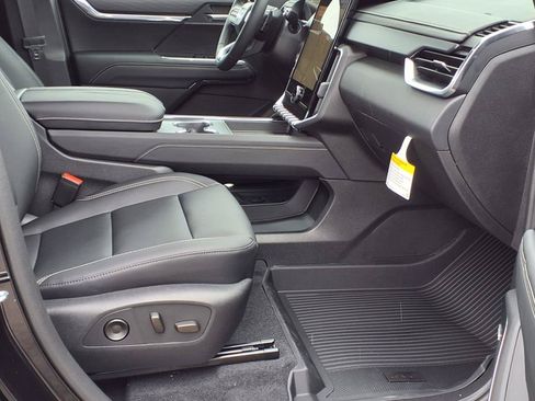 Used 2025 GMC Acadia Elevation w/ Elevation Premium Package FWD image 4