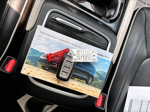 Used 2023 Chrysler Pacifica Limited FWD image 11