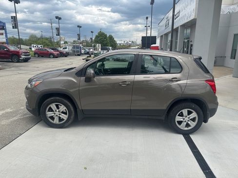 Used 2021 Chevrolet Trax LS w/ LPO, Protection Package AWD/4WD image 4