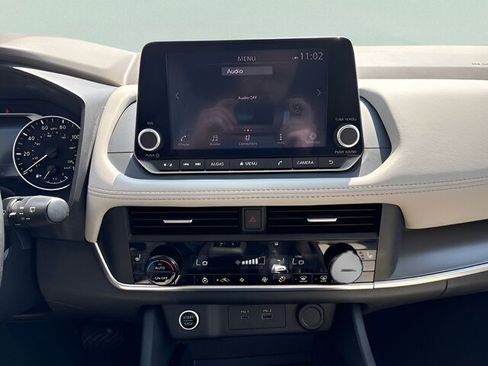 Used 2023 Nissan Rogue SV w/ SV Premium B Package FWD image 17