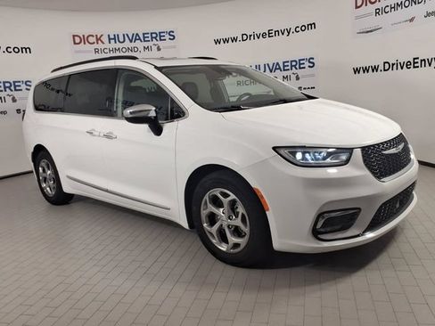 Used 2023 Chrysler Pacifica Limited FWD image 3