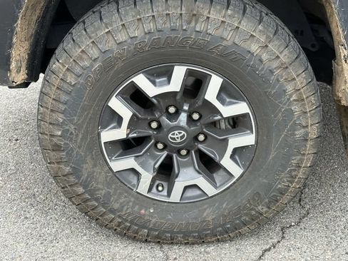 Used 2023 Toyota Tacoma TRD Off-Road w/ Technology Package AWD/4WD image 17