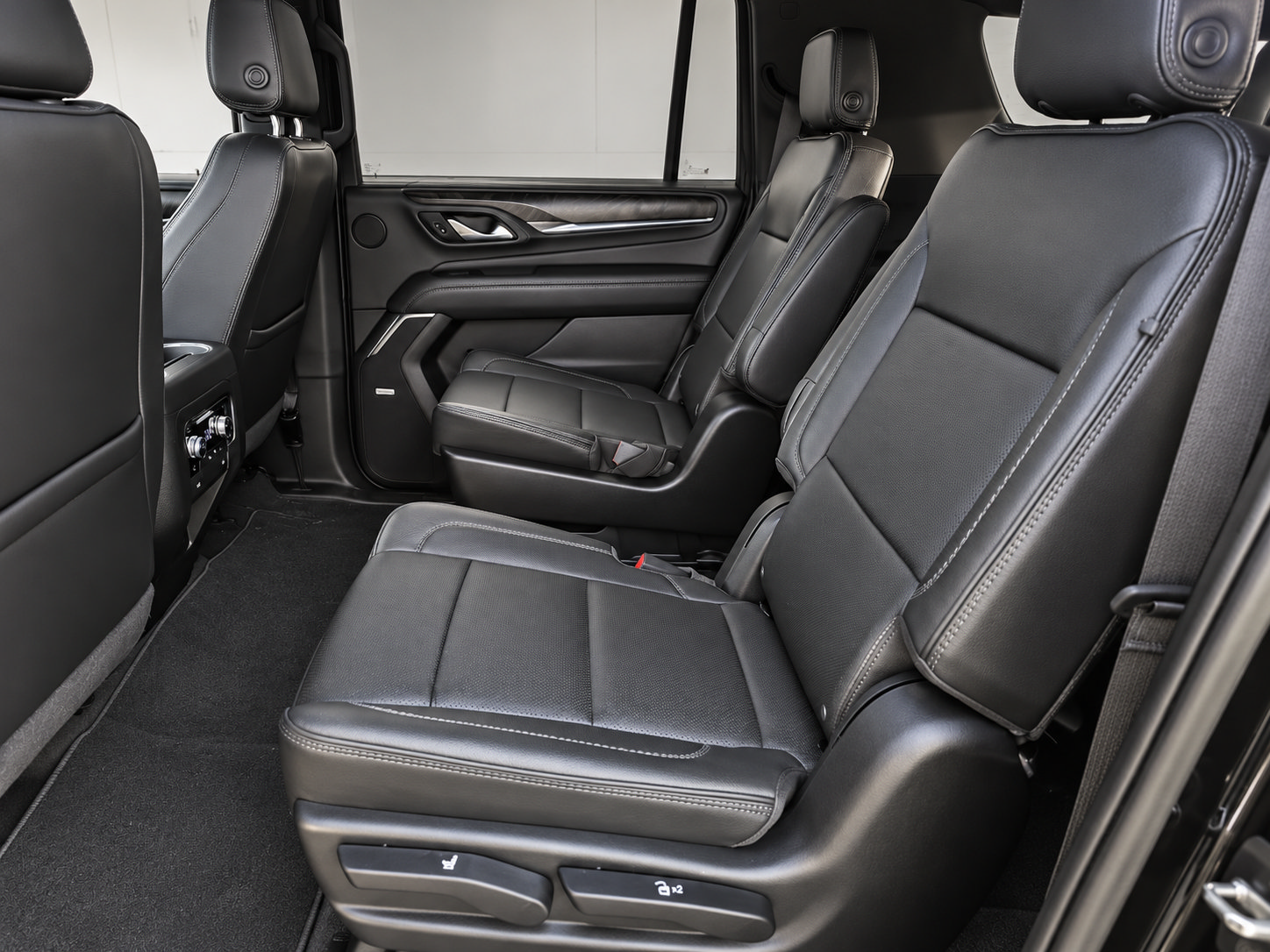 Used 2023 GMC Yukon XL Denali AWD/4WD image 3