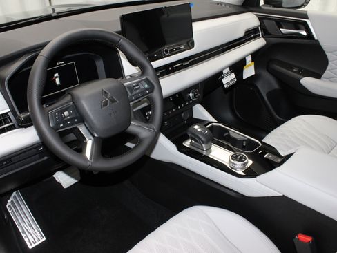 New 2025 Mitsubishi Outlander SEL image 17
