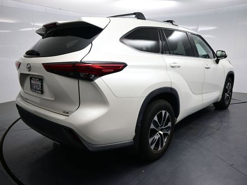 Used 2021 Toyota Highlander XLE FWD image 3