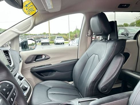Used 2024 Chrysler Pacifica Touring-L w/ Uconnect Theater Family Group FWD image 34