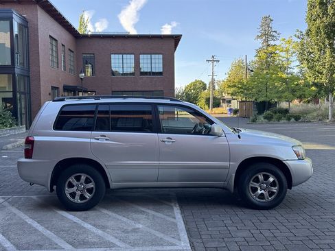 Used 2005 Toyota Highlander 4WD V6 w/ 3rd Row image 5