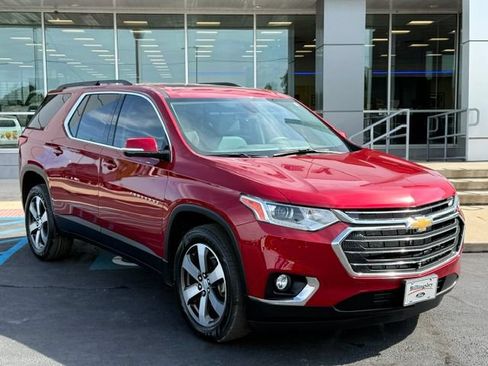 Used 2020 Chevrolet Traverse LT w/ LT Premium Package FWD image 2
