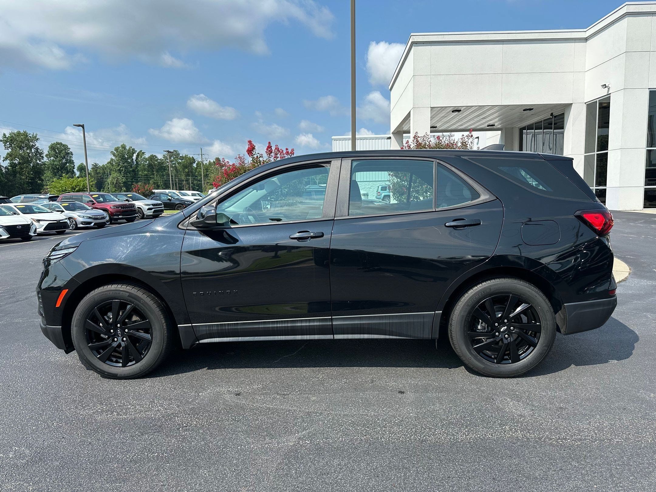 Used 2023 Chevrolet Equinox LS w/ Midnight Edition FWD image 8