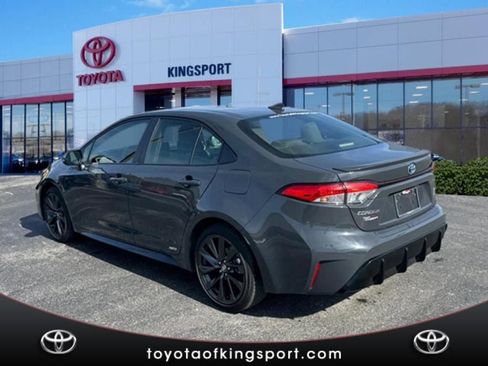 Used 2024 Toyota Corolla SE w/ SE Package image 3