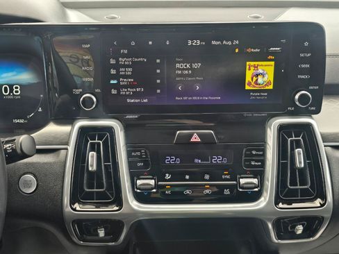 Used 2023 Kia Sorento AWD image 9